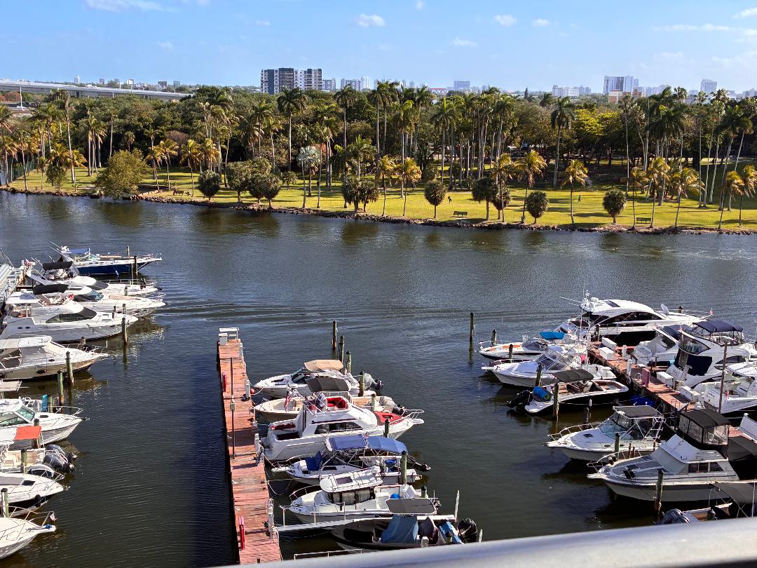 MARINA EN DESSOUS DE L'IMMEUBLE