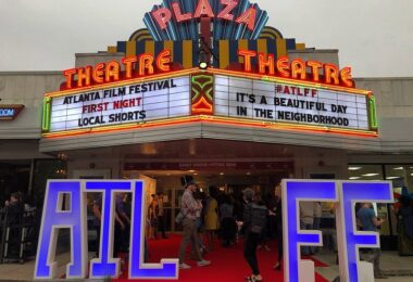 Marquise lumineuse du Plaza Theatre annonçant l'Atlanta Film Festival, avec de grandes lettres ATL FF devant l'entrée et un tapis rouge
