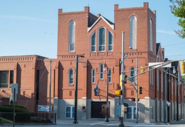 Façade de briques rouges à deux tours de l'église historique Ebenezer Baptist, au coin d'une rue d'Atlanta, sous un ciel bleu