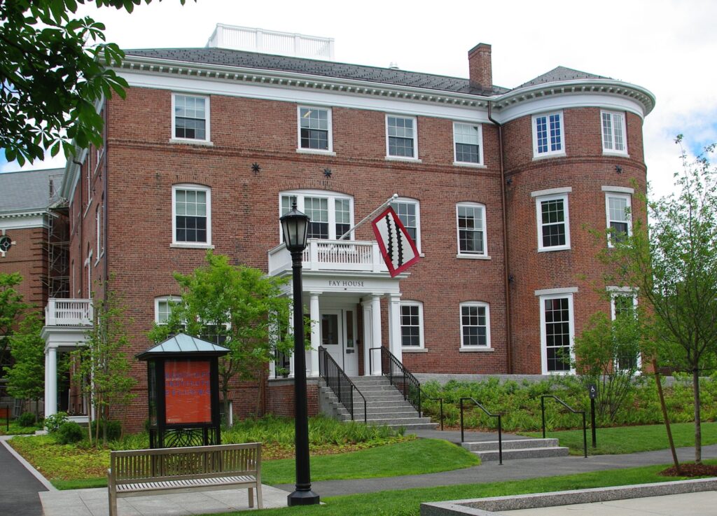 Fay House, bâtiment de brique jaune à colonnes blanches, dans Radcliffe Yard à Cambridge