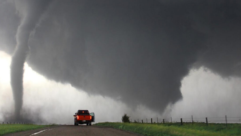 Tornades jumelles et chasseurs de tornades près de Pender, Nebraska le 16 juin 2014.