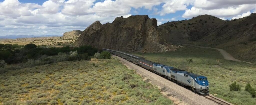 Le train Southwest Chief près du Devil's Throne au Nouveau-Mexique