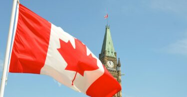 Drapeau canadien devant la tour de la Paix du Parlement à Ottawa