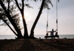 Une famille au bord de la mer au coucher du soleil