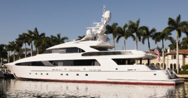 Superyacht blanc amarré devant des palmiers, Miami Beach Yacht Collection