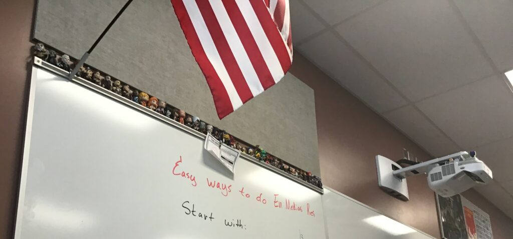 Le drapeau américain dans une salle de classe