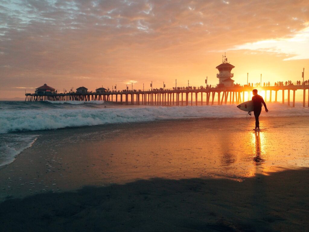 <span style="font-size: 12px; font-style: italic;">Crédit photo : <a style="color: #3d5185; text-decoration: none;" href="https://commons.wikimedia.org/wiki/File:Surfer_at_Huntington_Beach_Pier.jpg" target="_blank" rel="noopener">Mcclane2010</a> (<a style="color: #3d5185; text-decoration: none;" href="https://creativecommons.org/licenses/by-sa/3.0" target="_blank" rel="noopener">CC BY-SA 3.0</a>).</span>