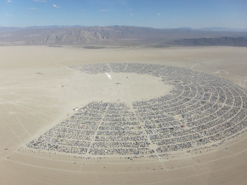 Photo aérienne du Burning Man dans le désert de Black Rock, Nevada