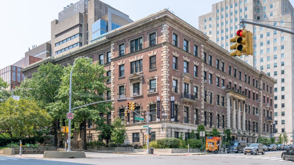 Milbank, Brinckerhoff et Fiske Halls, façade de brique et de pierre de Barnard College sur Broadway, à New York