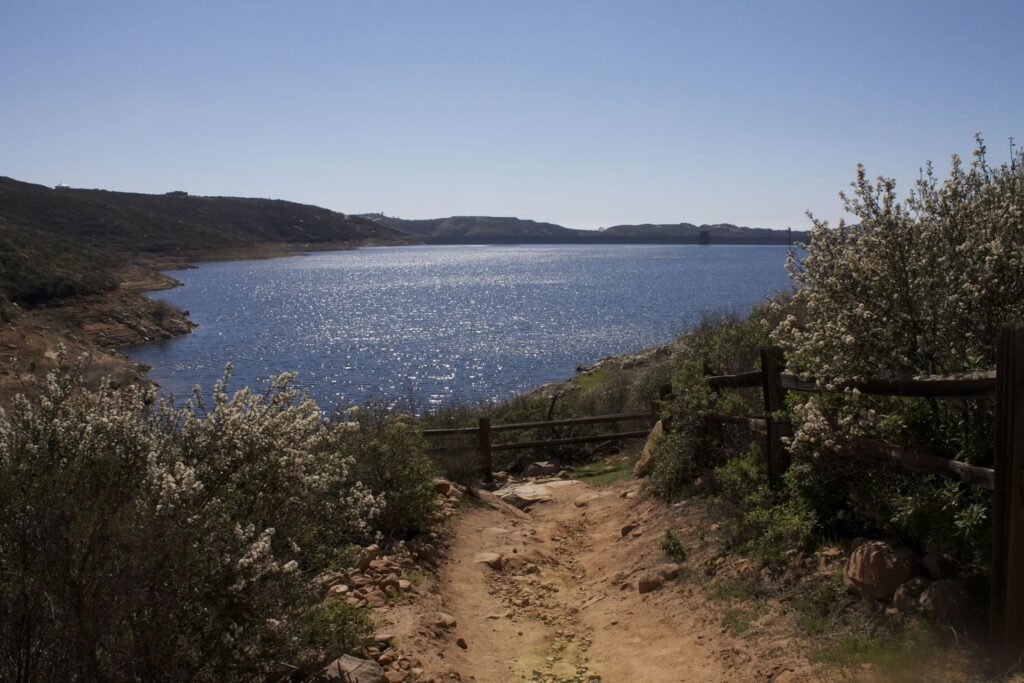 Le barrage et réservoir de Olivenhain dans la forêt de Elfin