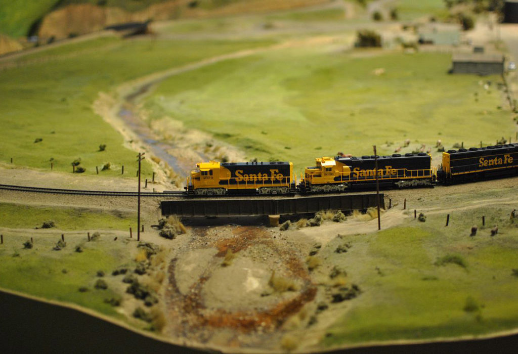 Santa_Fe_Line_at_San_Diego_Model_Railroad_Museum