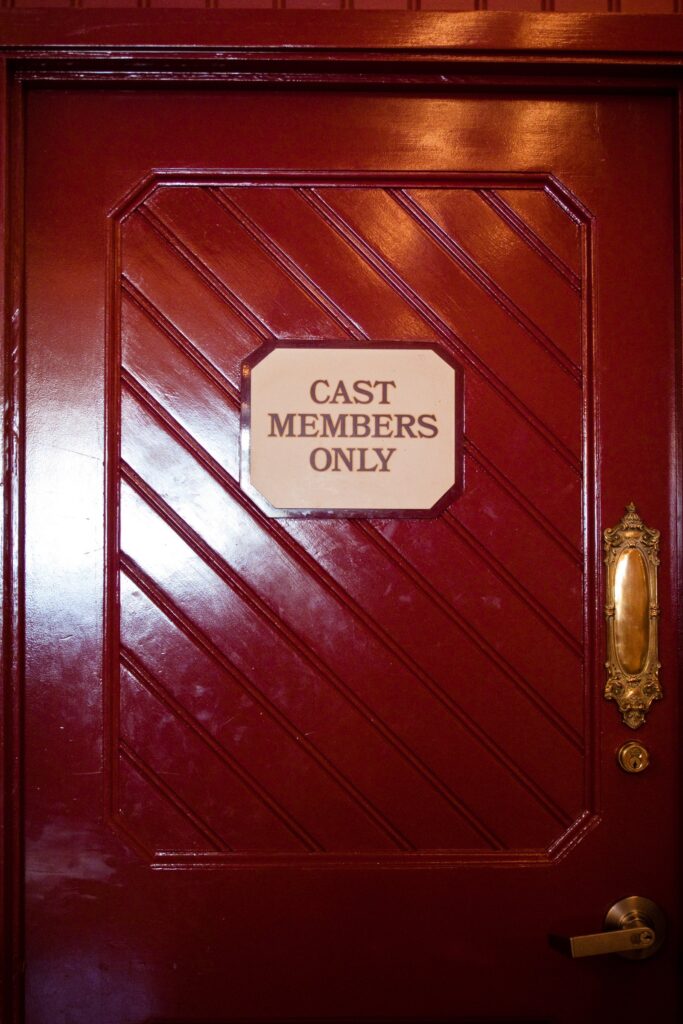 Porte marquée Cast Members Only au fond de la Penny Arcade de Main Street, à Disneyland