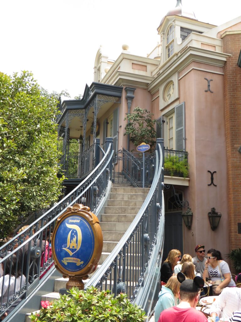 Porte d'entrée de l'ancienne Disneyland Dream Suite, au-dessus de Pirates des Caraïbes, à New Orleans Square