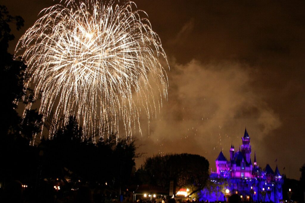 Feux d'artifice dans le ciel de nuit au-dessus du château de la Belle au bois dormant, à Disneyland
