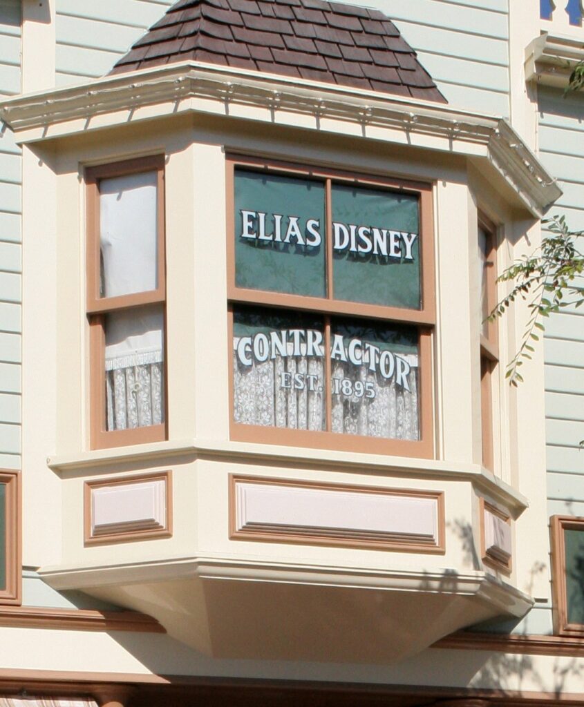Fenêtre d'étage de Main Street peinte « Elias Disney, Contractor », à Disneyland