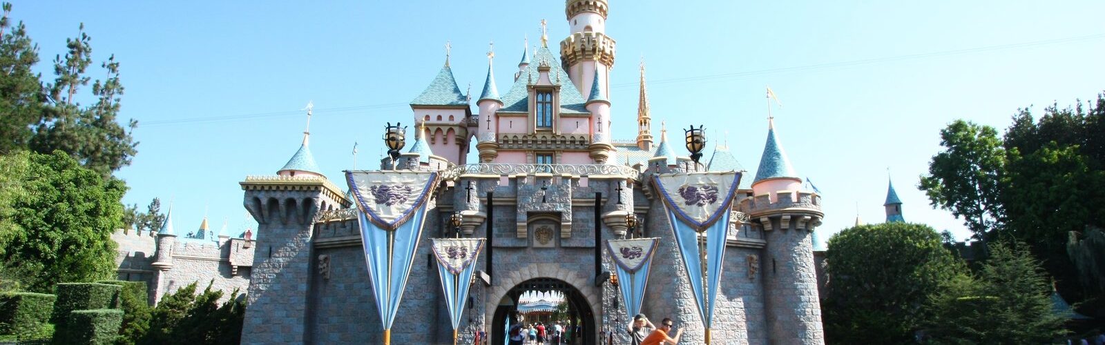 Le pont-levis et les tours roses et bleues du château de la Belle au bois dormant, à l'entrée de Fantasyland, à Disneyland