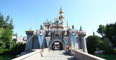 Le pont-levis et les tours roses et bleues du château de la Belle au bois dormant, à l'entrée de Fantasyland, à Disneyland