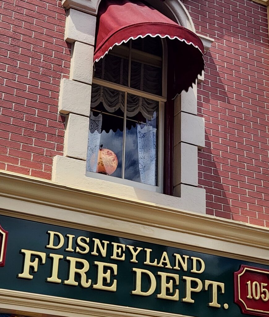 Fenêtre éclairée par une lampe au-dessus de la caserne de pompiers de Town Square, à Disneyland