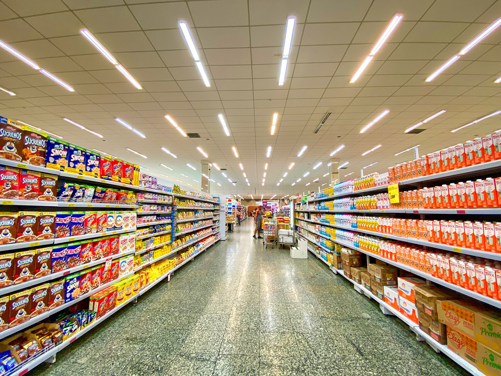 Les enseignes de supermarchés américains et leurs équivalents français