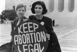 Norma McCorvey, à gauche connue sous le pseudonyme de Jane Roe en 1973 dans le cas Roe v. Wade, avec son avocate Gloria Allred, devant la cour suprême en avril 1989, quand la cour entendait des arguments qui auraient pu renverser la décision Roe v. Wade