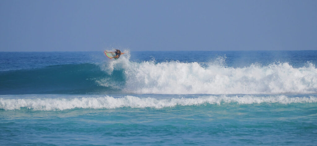 Un surfer à Jobos Beach, Isabela, Puerto Rico