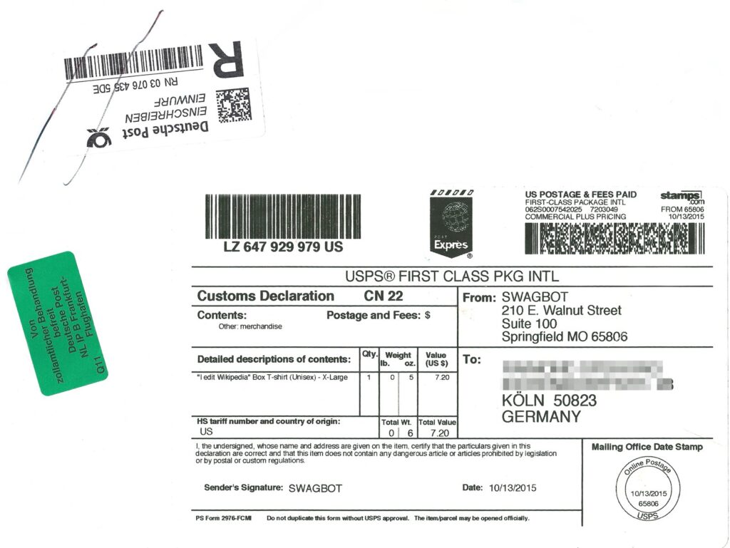 Étiquette d'un petit colis First-Class Package International envoyé des États-Unis en Allemagne, avec la déclaration en douane CN 22 remplie (contenu, poids, valeur de 7,20 dollars), l'adresse du destinataire floutée et une vignette verte de la Deutsche Post