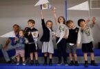 Élèves du Lycée Français de Los Angeles, fanions Go Lions