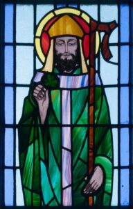 Vitrail représentant Saint Patrick dans l'église Saint-Bénin à Kilbennan en Irlande