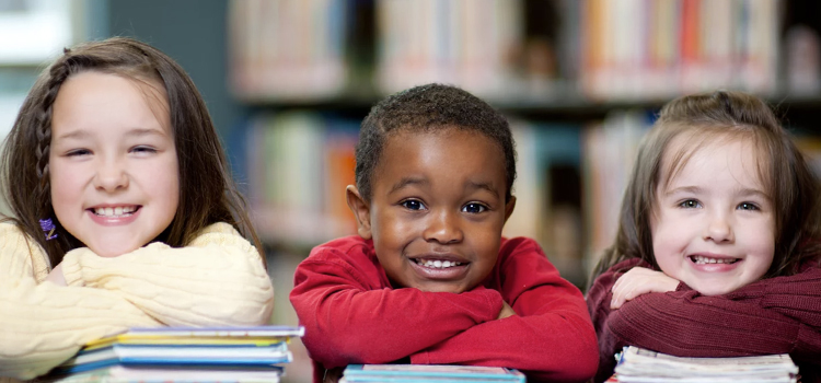 happy-kids-with-books-my-bulle-toys-french-district-annuaire