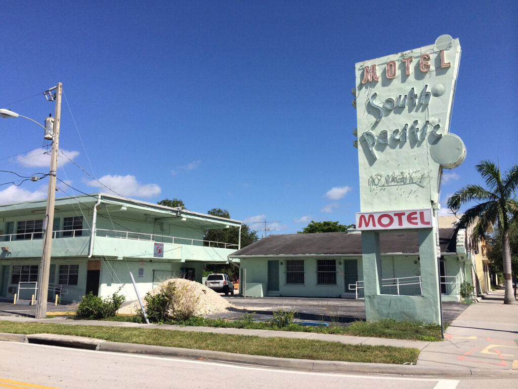 Le motel South Pacific sur Biscayne Boulevard dans le quartier de MiMo à Miami Le motel South Pacific sur Biscayne Boulevard dans le quartier de MiMo à Miami