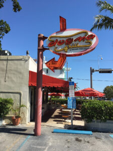 Dogma Grill sur Biscayne Boulevard dans le quartier de MiMo à Miami Dogma Grill sur Biscayne Boulevard dans le quartier de MiMo à Miami
