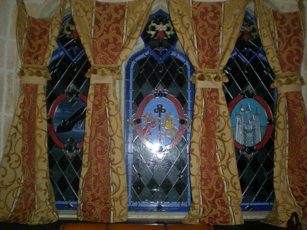 Vitraux colorés racontant l’histoire de Cendrillon, dans la suite du château du Magic Kingdom