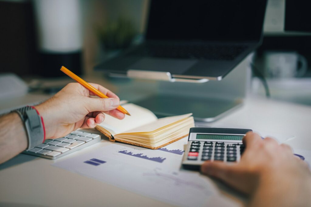 Bureau avec calculatrice et carnet pour chiffrer un projet de restaurant