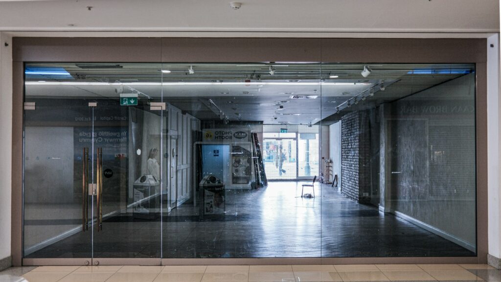 Vitrine d'un local commercial vide