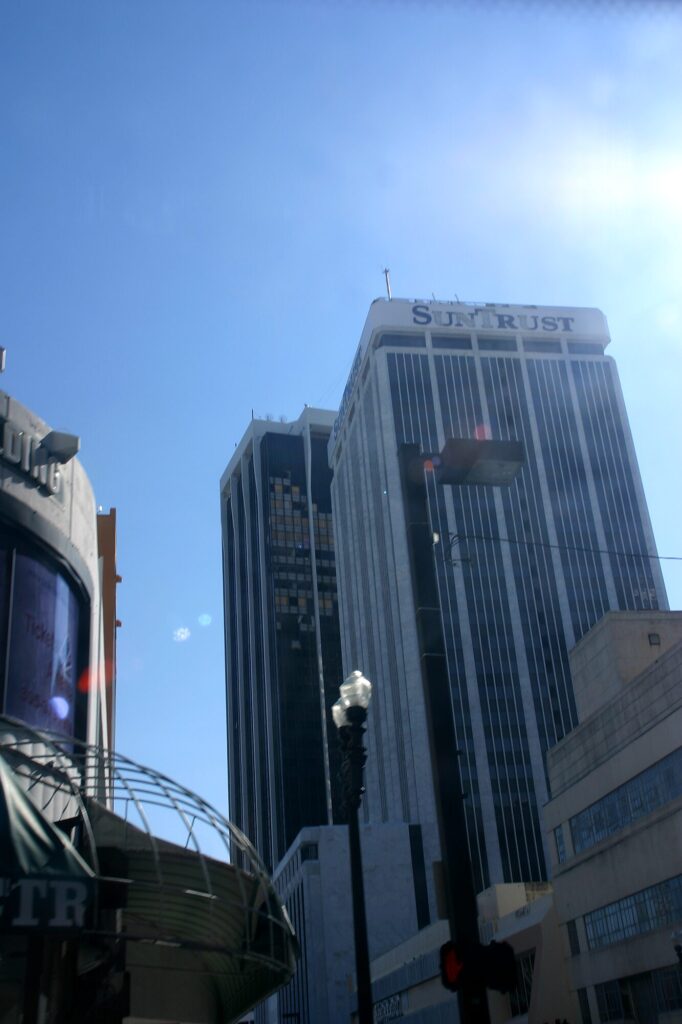 Downtown Miami : des tours de bureaux aux vitres soufflées (après l'ouragan Wilma, octobre 2005)