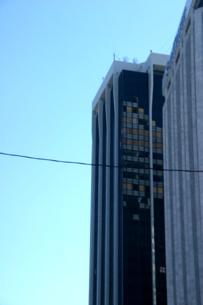 Downtown Miami : une façade criblée de fenêtres brisées (après l'ouragan Wilma, octobre 2005)
