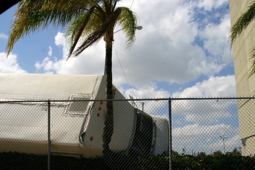 Miami, entre la 15e Rue et la 79th Street Causeway : un camion soufflé par le vent s'est couché contre un palmier, qui a déchiré le déflecteur au-dessus de la cabine (après l'ouragan Wilma, octobre 2005)
