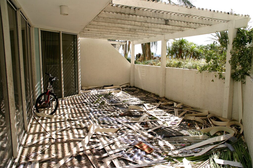 Une terrasse du Grand View Palace, jonchée de débris de fenêtres et de stores tombés des étages supérieurs (après l'ouragan Wilma, octobre 2005)