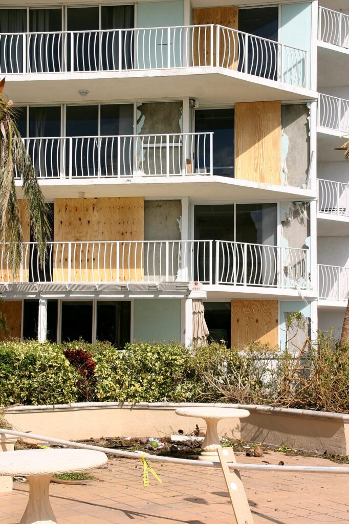 Des panneaux de contreplaqué posés sur les appartements dont les fenêtres ont été brisées (après l'ouragan Wilma, octobre 2005)