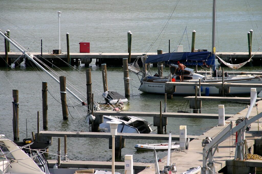 La marina : pontons endommagés, bateaux déplacés (après l'ouragan Wilma, octobre 2005)