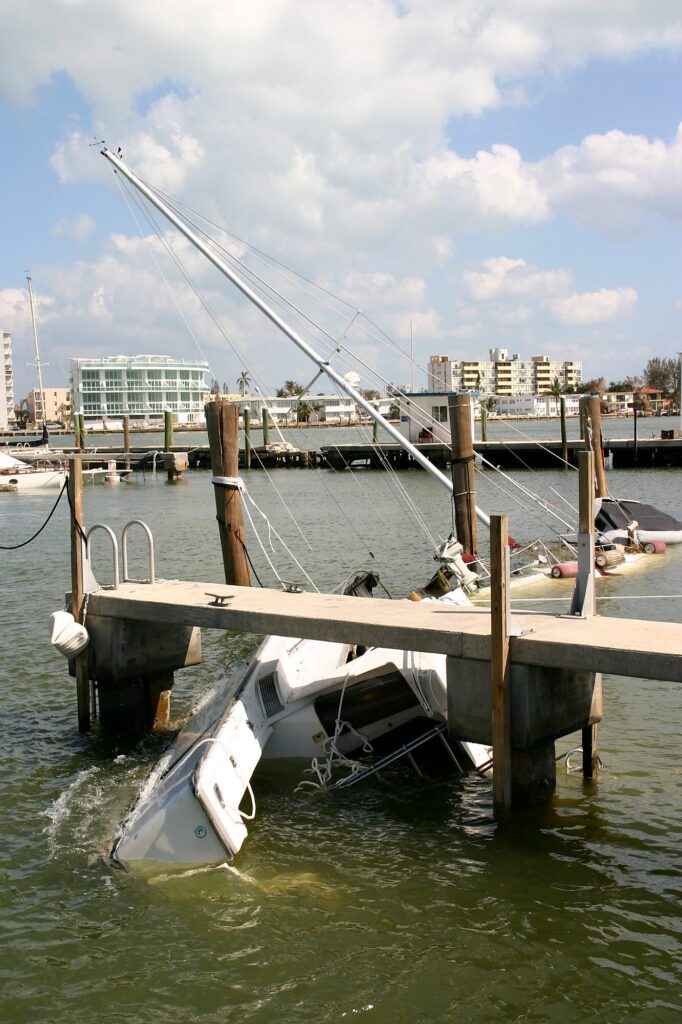 Un voilier couché au pied du ponton (après l'ouragan Wilma, octobre 2005)