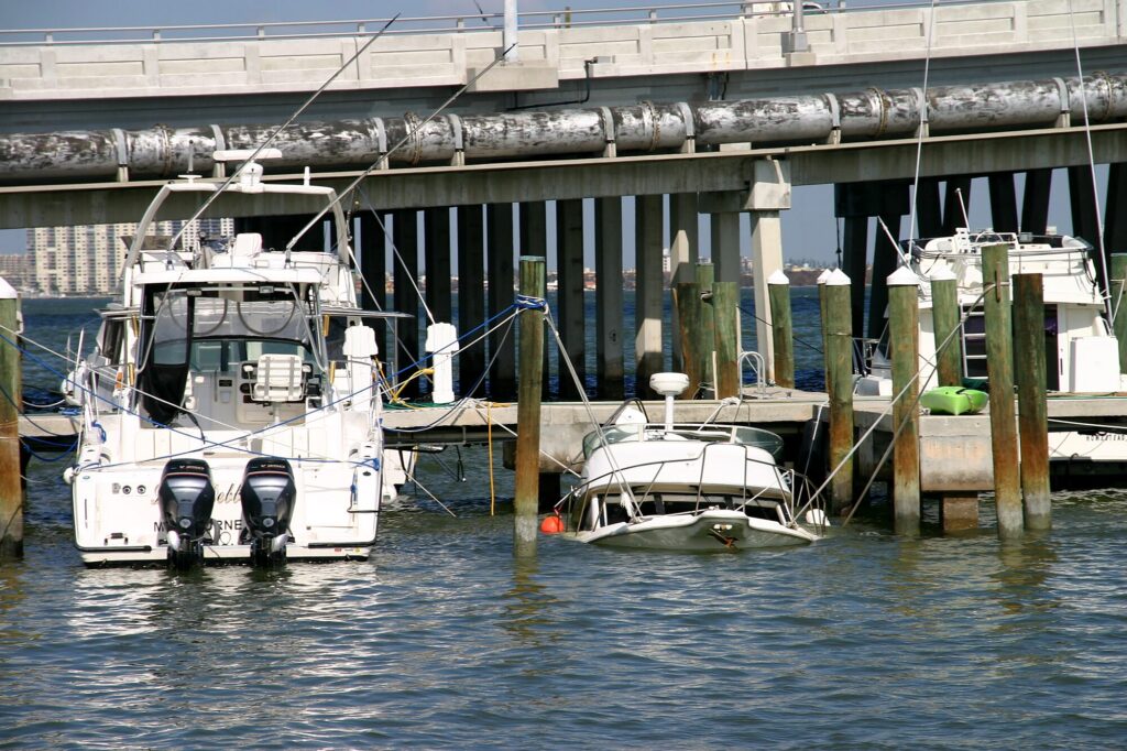 Des bateaux coulés au pied de la 79th Street Causeway (après l'ouragan Wilma, octobre 2005)