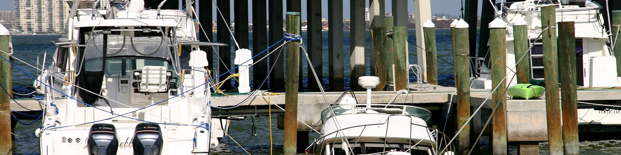 Des bateaux coulés au pied de la 79th Street Causeway (après l'ouragan Wilma, octobre 2005)