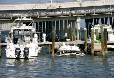 Des bateaux coulés au pied de la 79th Street Causeway (après l'ouragan Wilma, octobre 2005)