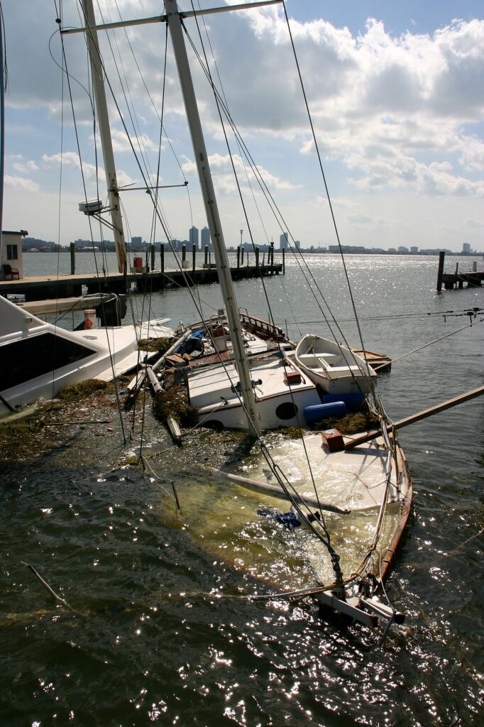 Un voilier à demi coulé (après l'ouragan Wilma, octobre 2005)