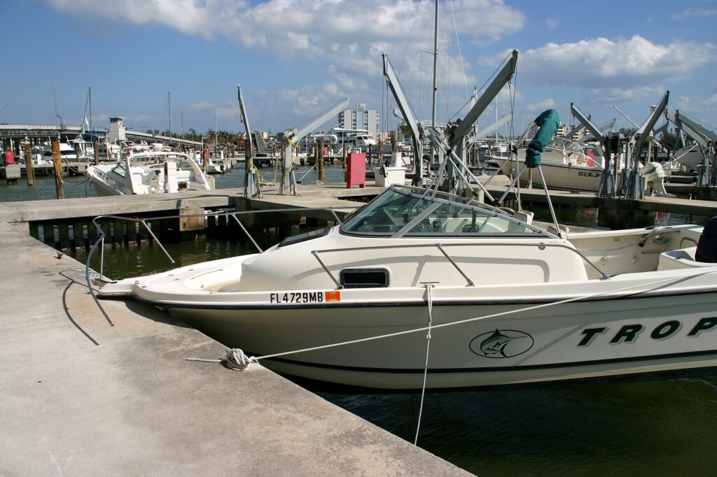 Un bateau arraché à son élévateur : seul son nez repose sur le quai, ce qui donne à la scène quelque chose d'irréel (après l'ouragan Wilma, octobre 2005)