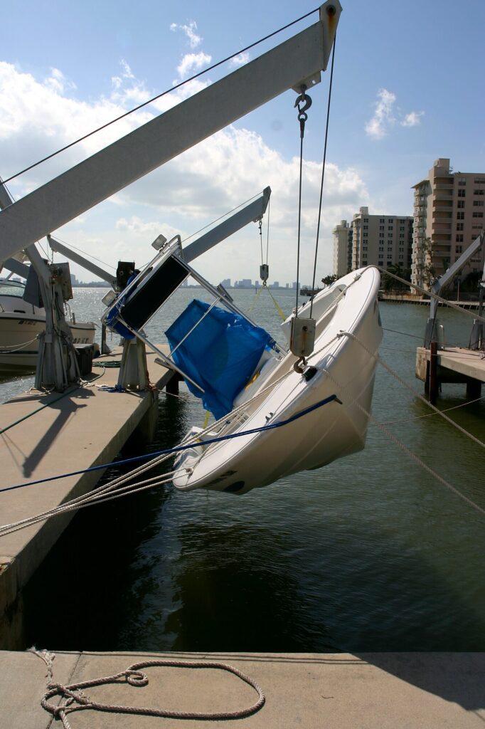 Un autre bateau resté accroché à son élévateur, basculé de travers (après l'ouragan Wilma, octobre 2005)