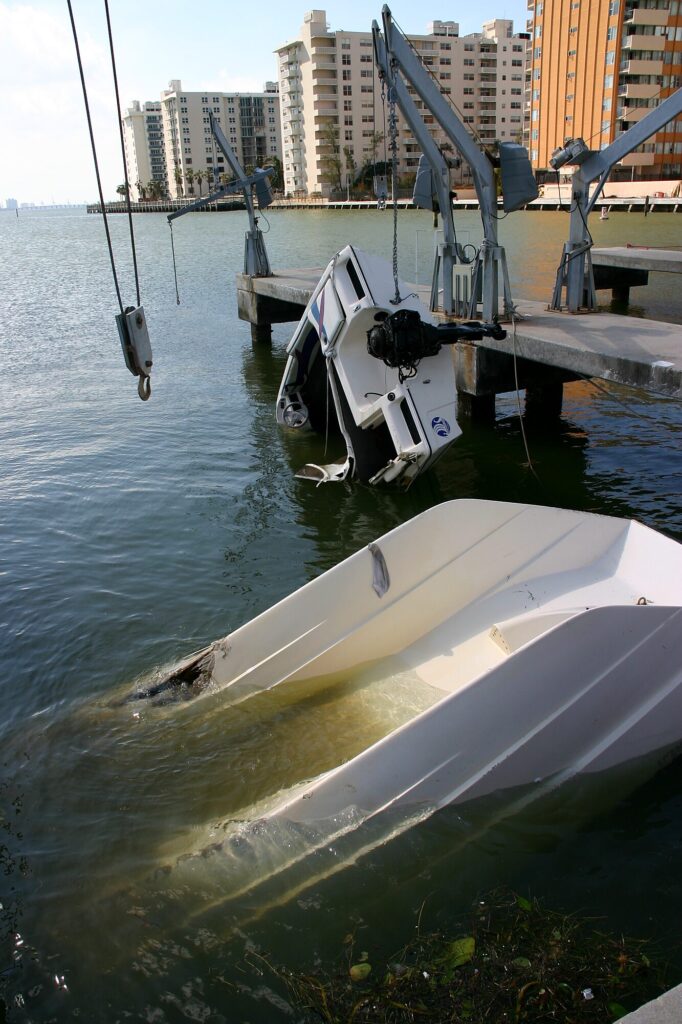 Des bateaux renversés dans la marina (après l'ouragan Wilma, octobre 2005)