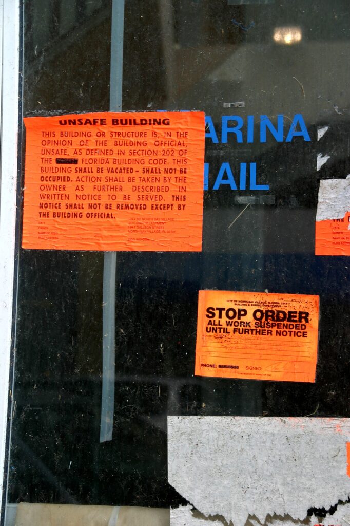 « Unsafe building », « Stop order » : des avis d'interdiction sur une porte de la marina (après l'ouragan Wilma, octobre 2005)