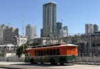 Trolley orange et vert de la ville de Miami à l'arrêt devant les tours de Downtown